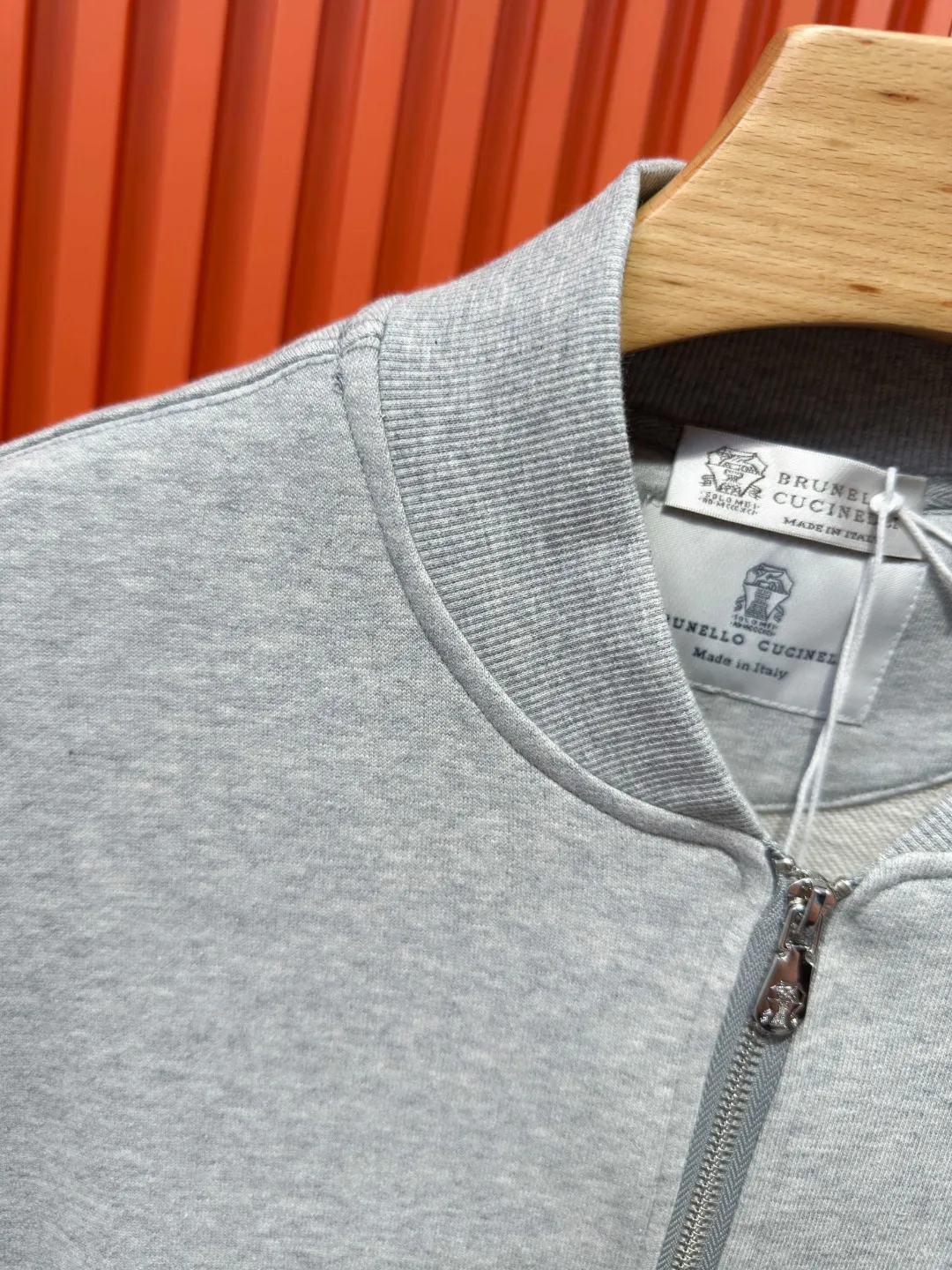 BRUNELLO CUCINELLI BC Brunello Cucinelli Slightly wide version S-XL 26ss BC Lion Ball Micro Badge New product top fashion counter model Super explosive super silky plain 🪡Embroidered jacket🧥 Exquisite heavy craftsmanship round neck short sleeves It can be said that the counter model is very mature in integrating trend elements. Exquisite craft counter fabrics, blended with top elements, Classic short sleeves with 3 labels, trendy men's fashion, unparalleled comfort in terms of upper body comfort, can be said to be a must-have for summer. The black and white colors are carefully crafted as the main body, and against the pure black background, it seems to reveal a mysterious atmosphere coming from the starry sky. The softest material and fabric used can perfectly soothe every inch of skin and provide an excellent touch experience. The organic combination of style and craftsmanship makes the matching experience more complicated. Whether it is worn as an inner layer or worn alone, it is a very ingenious piece ~ worth buying! ! Plant grass online~~Highly recommended! ! ! Color: Apricot Gray Size chart: S: Shoulder width 51-Bust 56-Length 69 M: Shoulder width 52.5-Bust 58-Length 71 L: Shoulder width 54-Bust 60-Length 73 XL: Shoulder width 55.5-Bust 62-Length 75